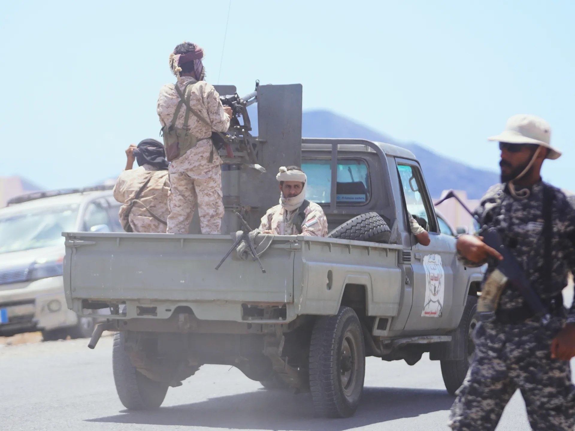 القوات الحكومية في اليمن تعلن السيطرة على 3 جبال جنوبي تعز