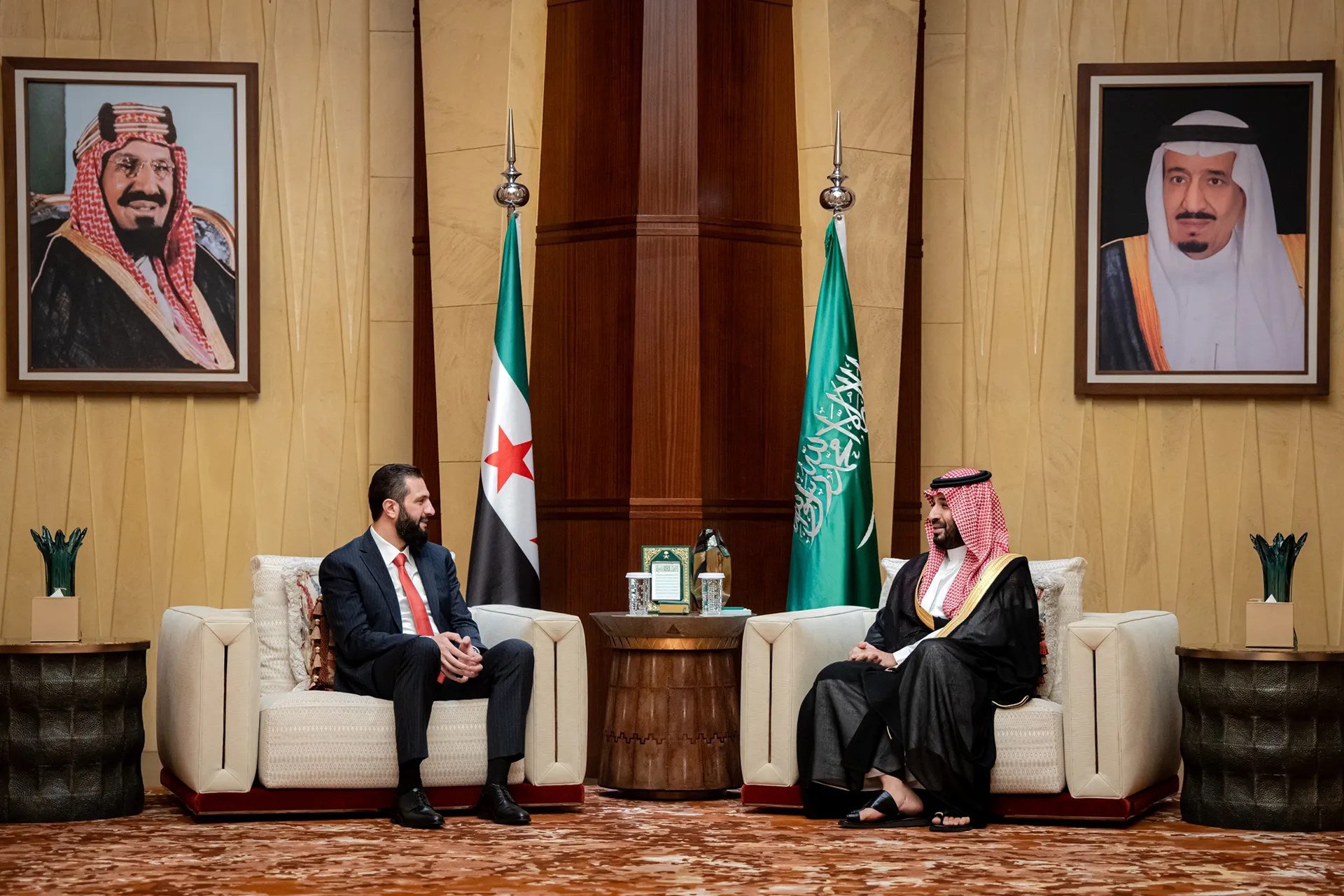 الرئيس السوري يلتقي محمد بن سلمان في السعودية لبحث العلاقات الثنائية