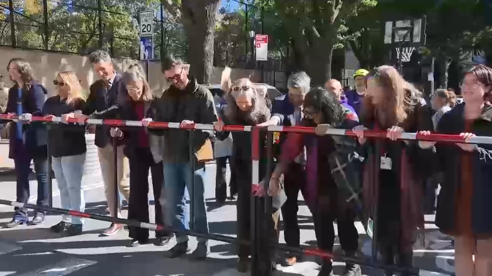 بوابة تجريبية تتيح للمدارس إغلاق منطقة أمام السيارات في ويست فيليدج