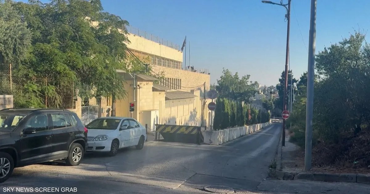 عمال يزيلون لافتات قنصلية المملكة المتحدة في القدس الشرقية بعد أمر إسرائيلي بإغلاقها