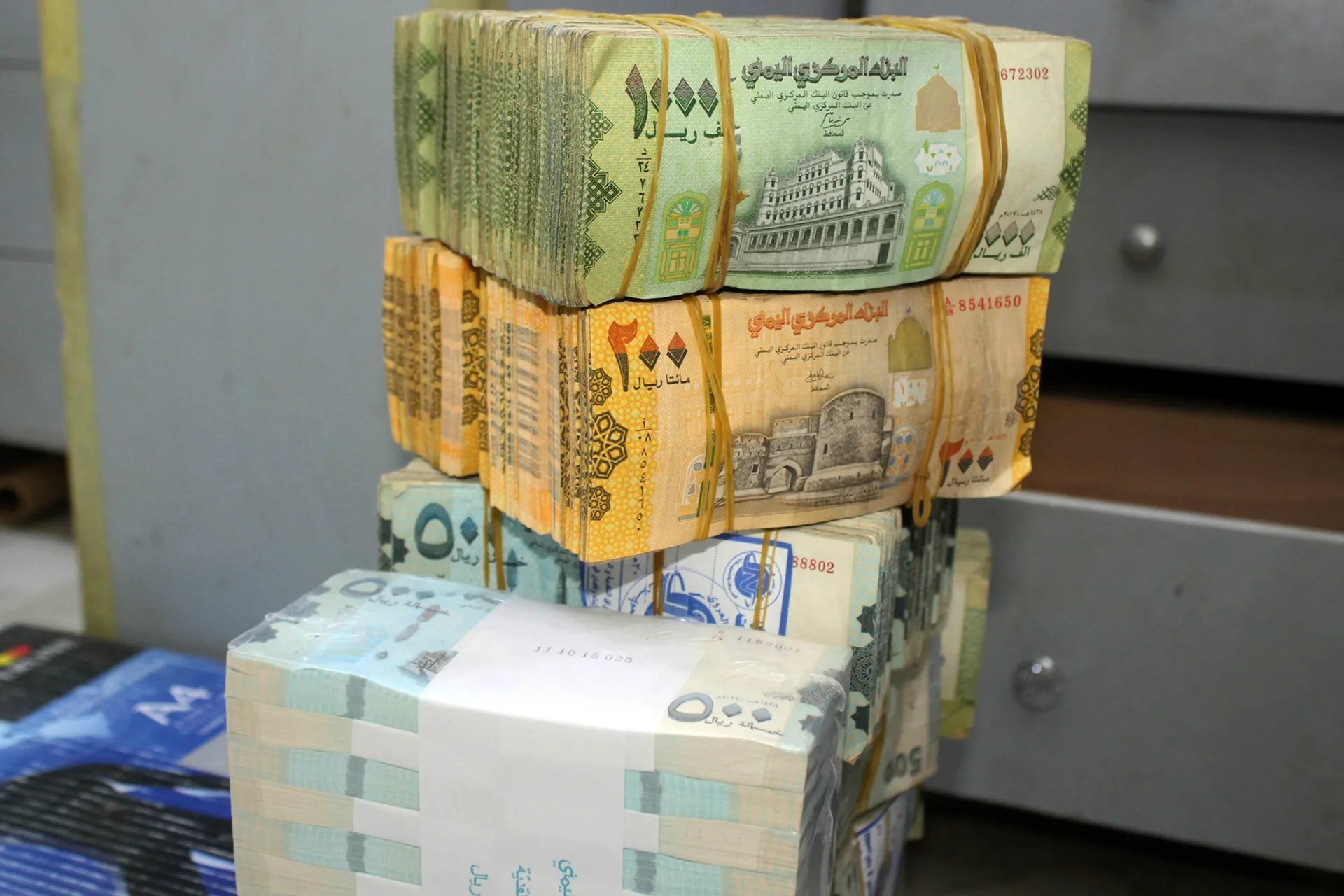 الغلاء وانقطاع الرواتب يضغطان على معيشة الأسر في اليمن