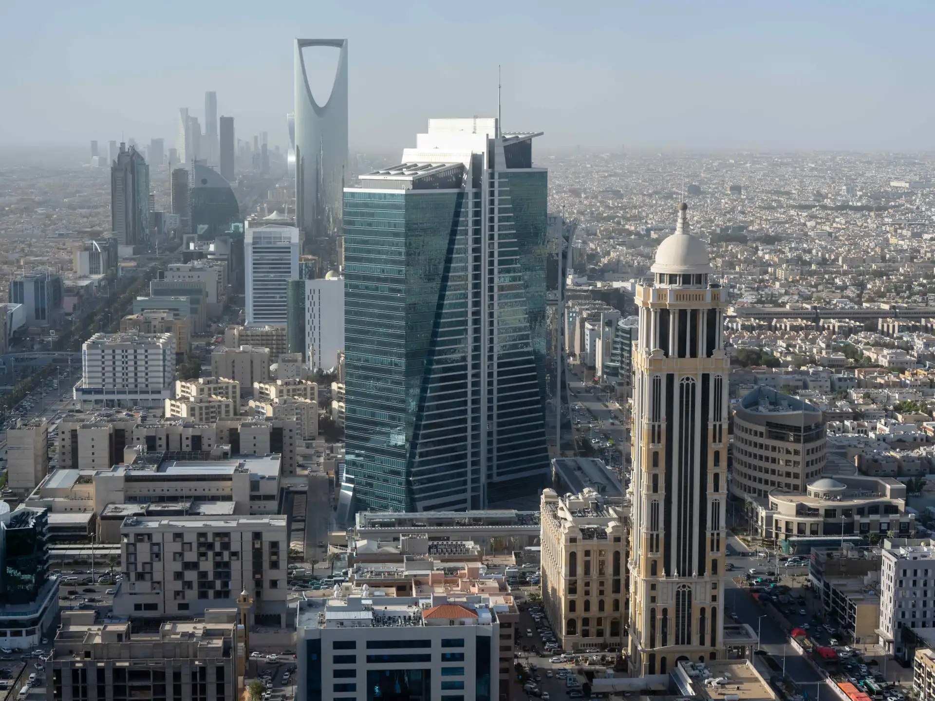 السعودية: شظايا صاروخ جرى اعتراضه تُلحق أضرارًا بروضة أطفال ومجمع عيادات في الرياض