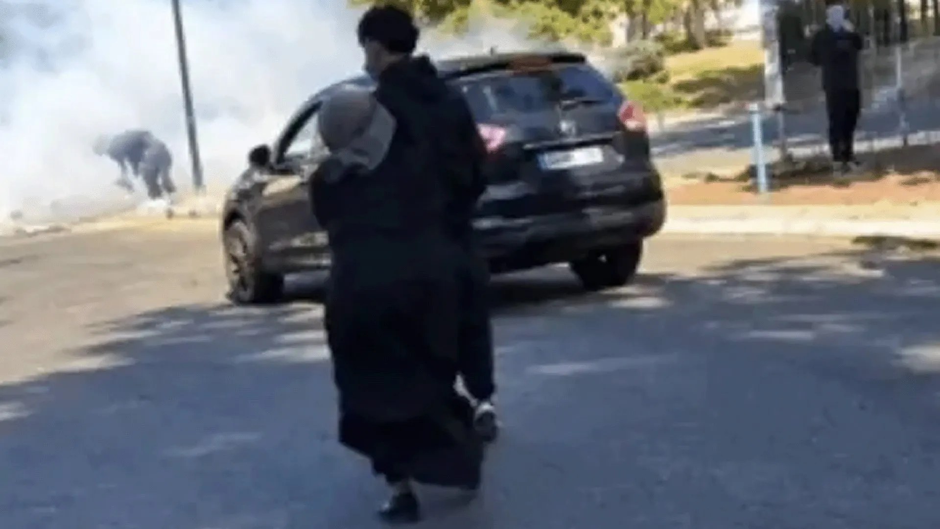 سيدة مغربية تسحب ابنها من احتجاج طلابي في فرنسا وتثير تفاعلًا واسعًا