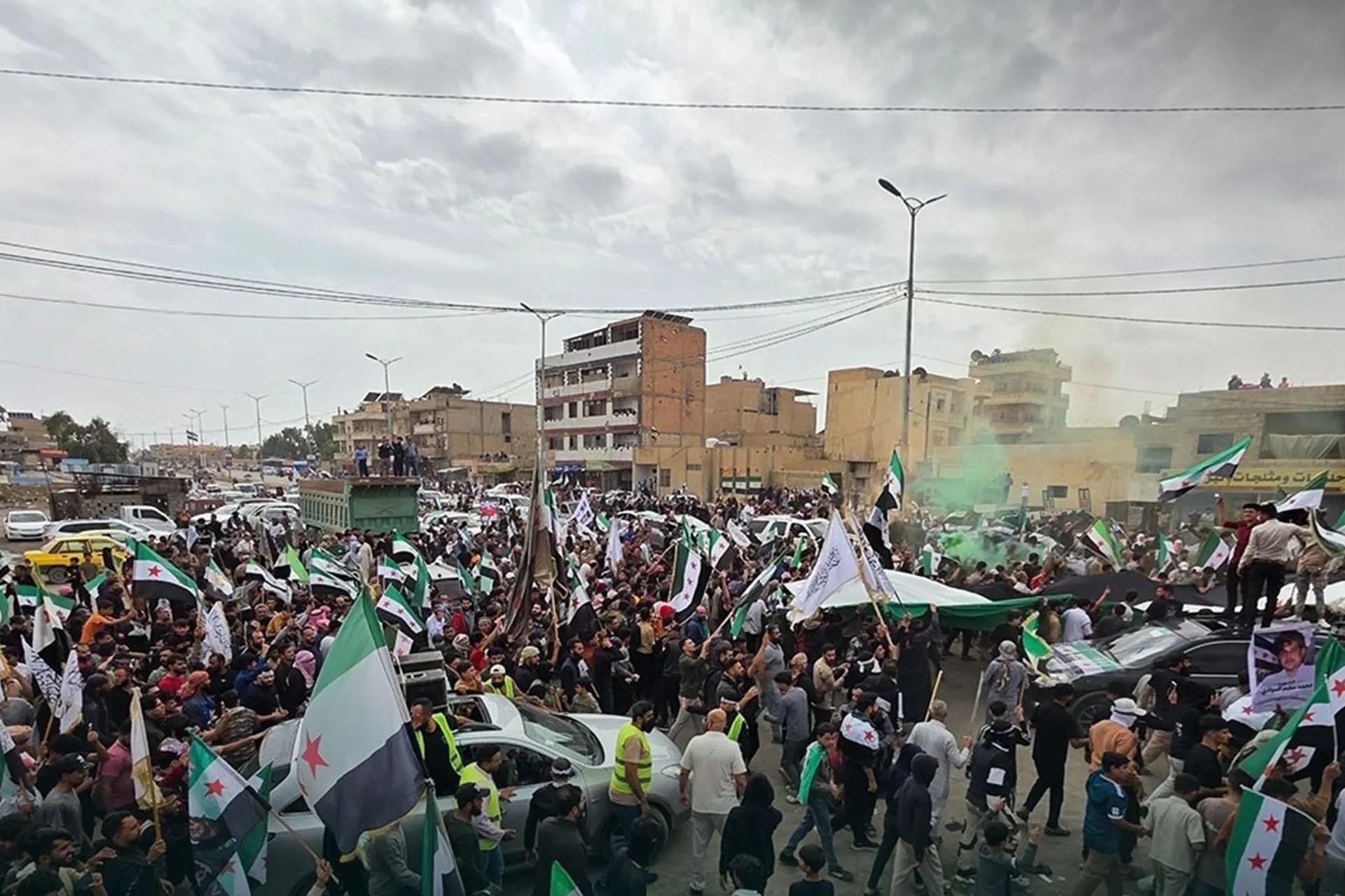 سوريا تعزز انتشار الأمن في الحسكة بعد إطلاق نار وسط حراك لرفع العلم