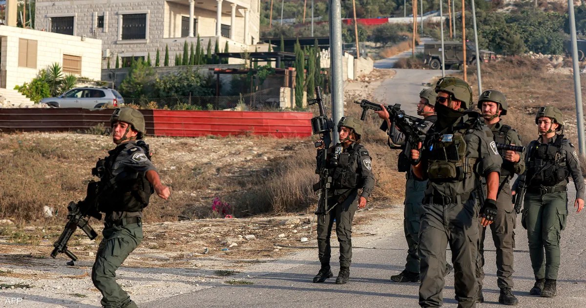 مقتل شاب برصاص القوات الإسرائيلية قرب الخليل في فلسطين واحتجاز جثمانه