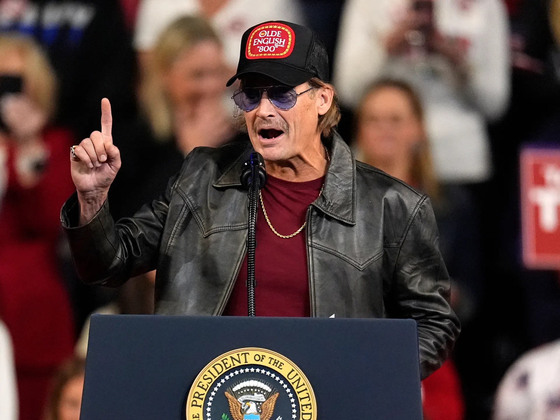 انتقادات لمغن أميركي إثر تصريح رآه ناشطون خلطًا بين مكانة النبي محمد وعبادة الله في تجمع لترامب
