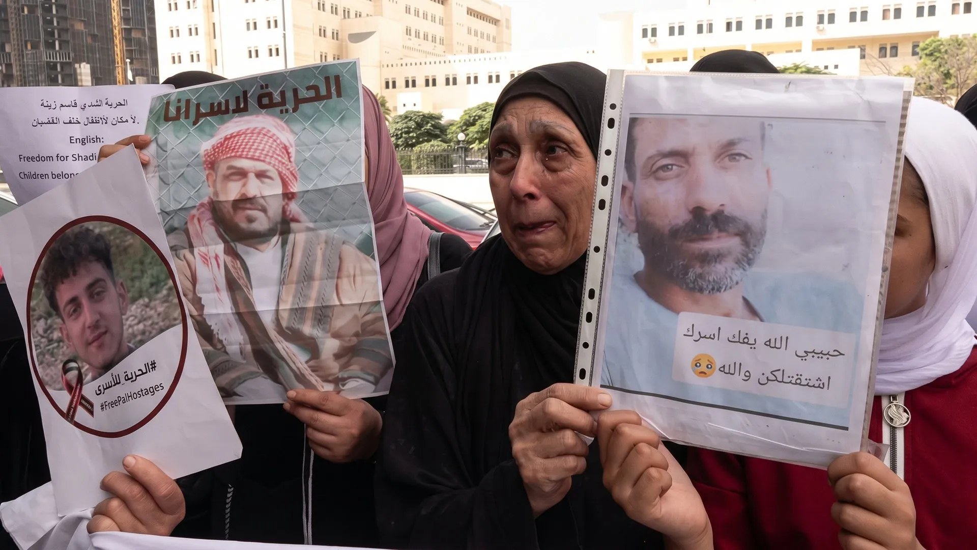 أمهات محتجزين لدى إسرائيل يحتججن في سوريا للمطالبة بالإفراج عن أبنائهن