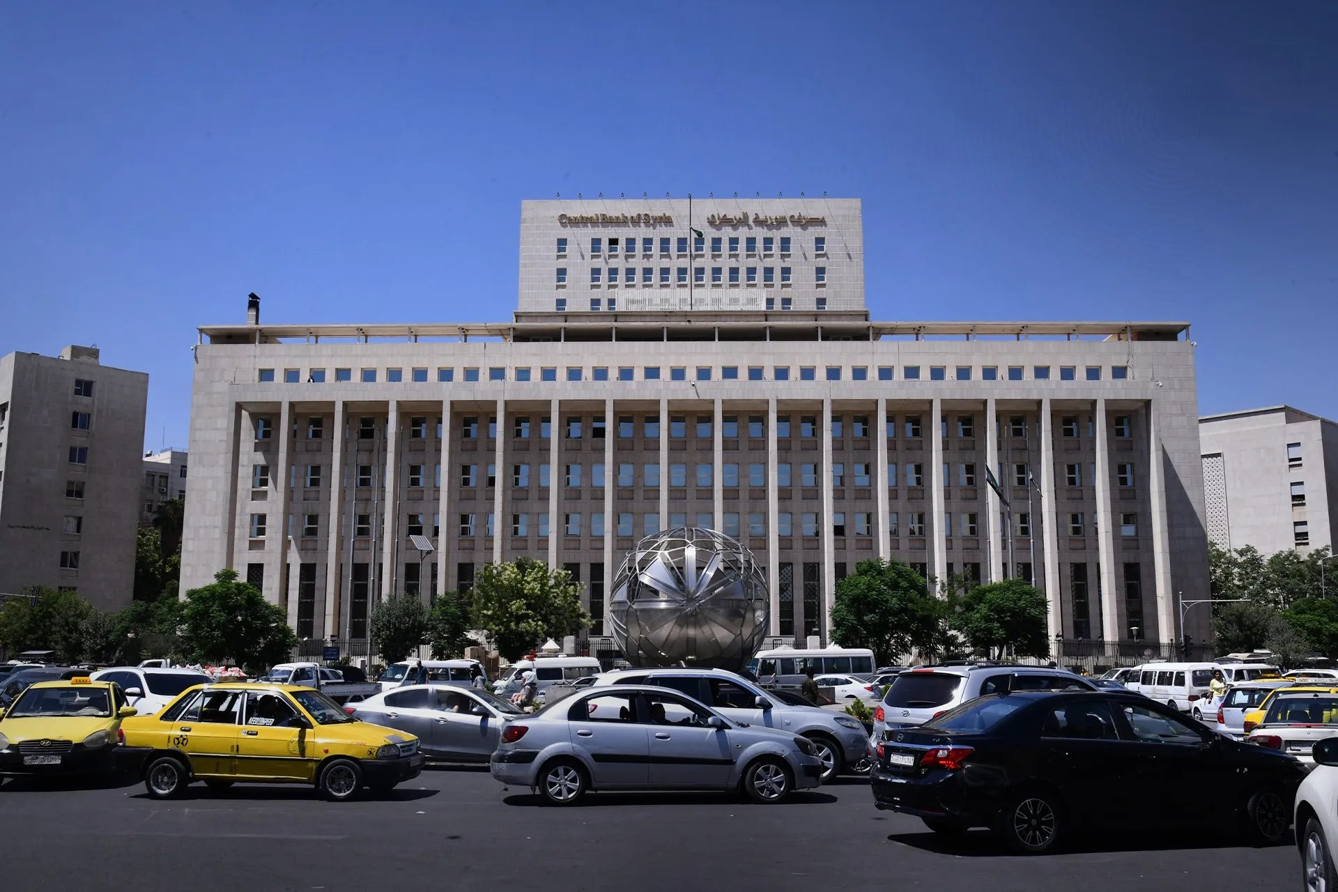 سعر بيع الدولار يرتفع إلى 140.50 ليرة في السوق الموازية بسوريا