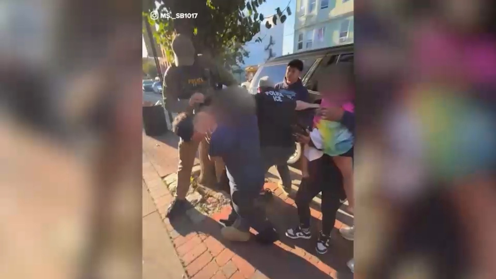 رئيس بلدية هاريسون في نيوجيرسي يطالب بتوضيح ملابسات اعتقال رجل أمام أطفاله