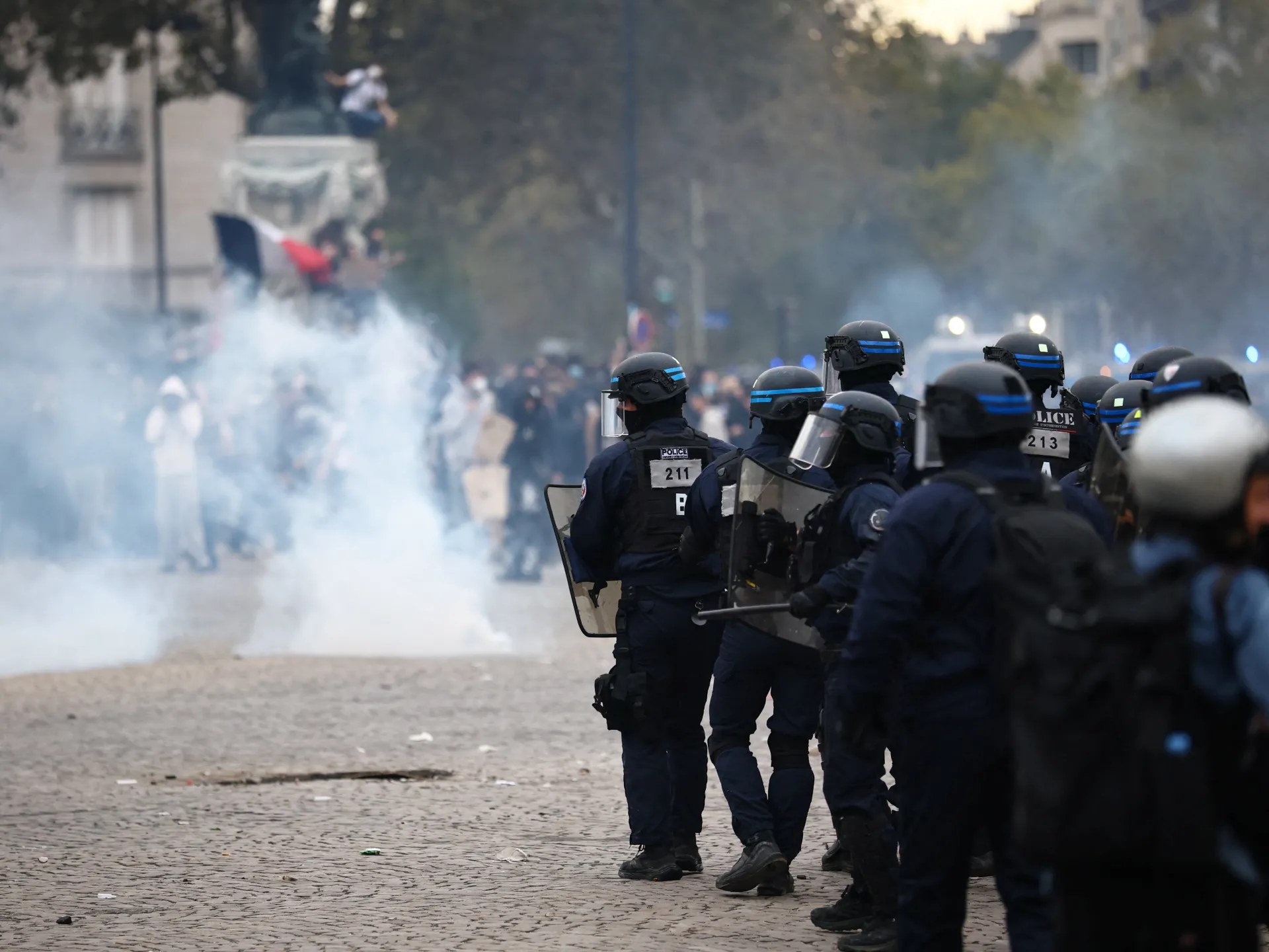 فرنسا تعلق مؤقتا استخدام القنابل الصوتية في احتجاجات المدارس بعد إصابات خطيرة