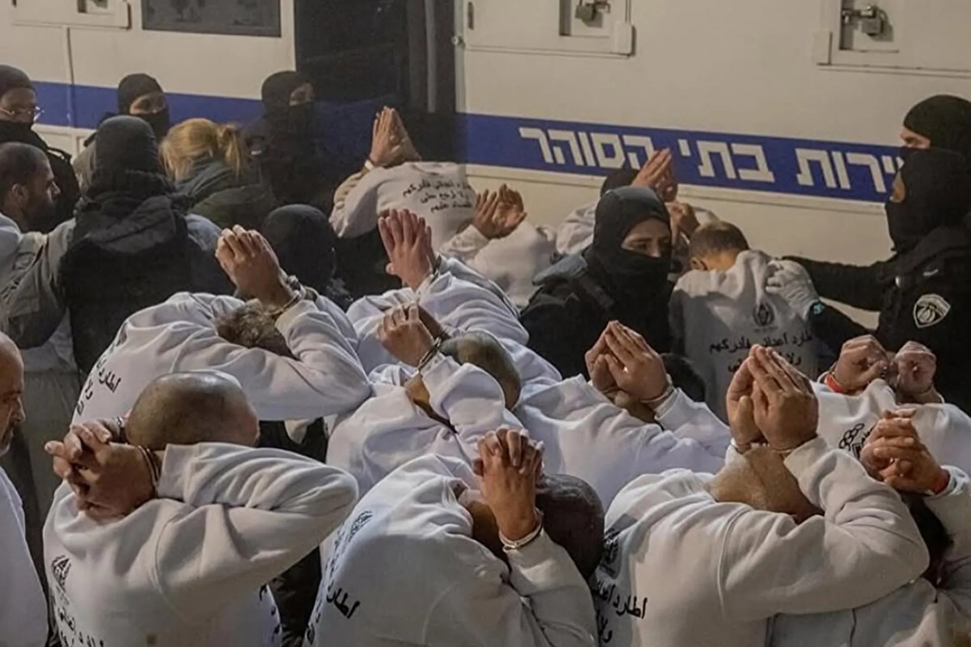 منظمتان إسرائيليتان توثقان 22 إفادة عن إطلاق النار على أسرى في سجون إسرائيل