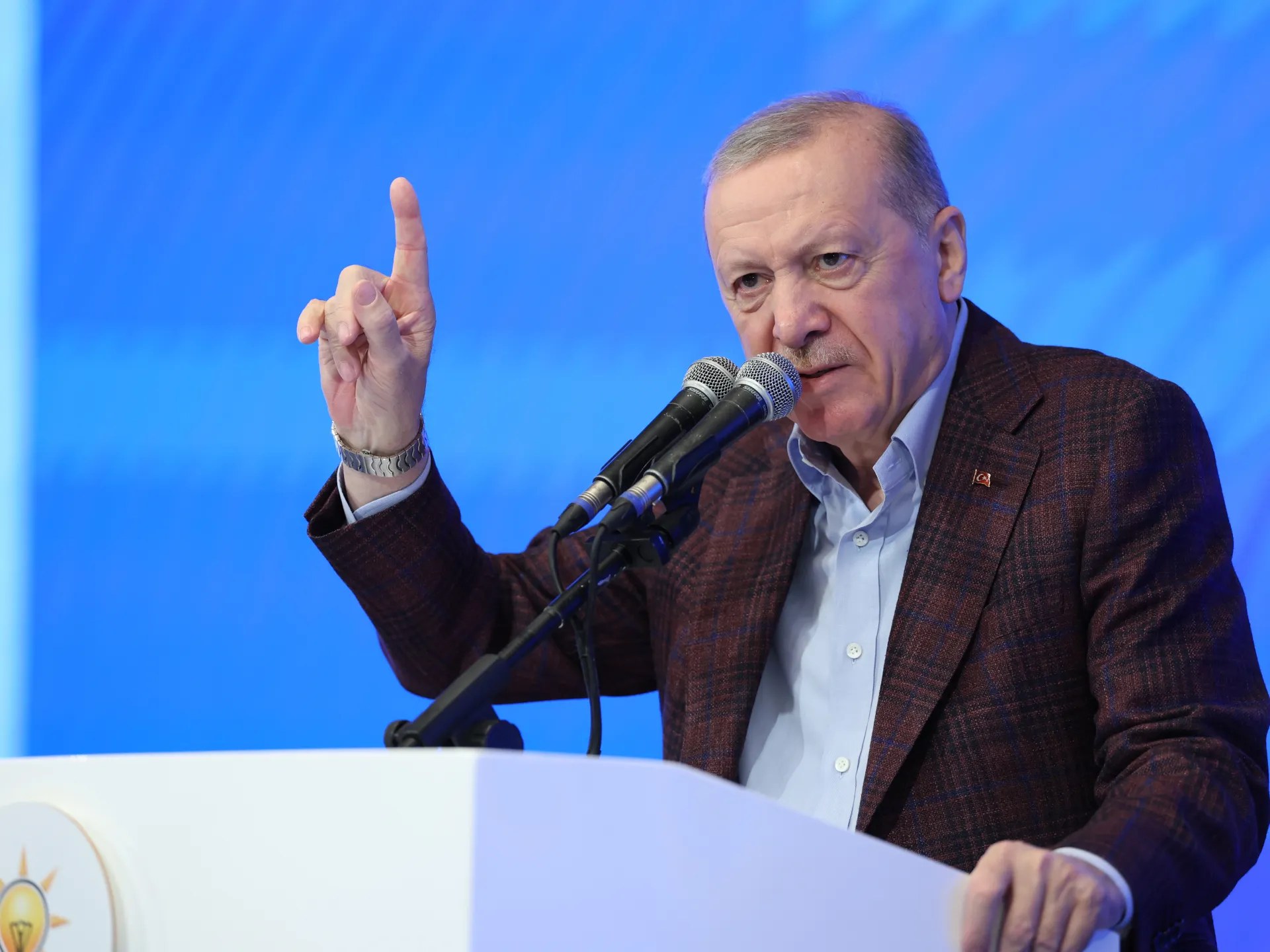 مستشار أردوغان يرجح تقديم انتخابات تركيا لعام 2028 إلى مارس أو أبريل