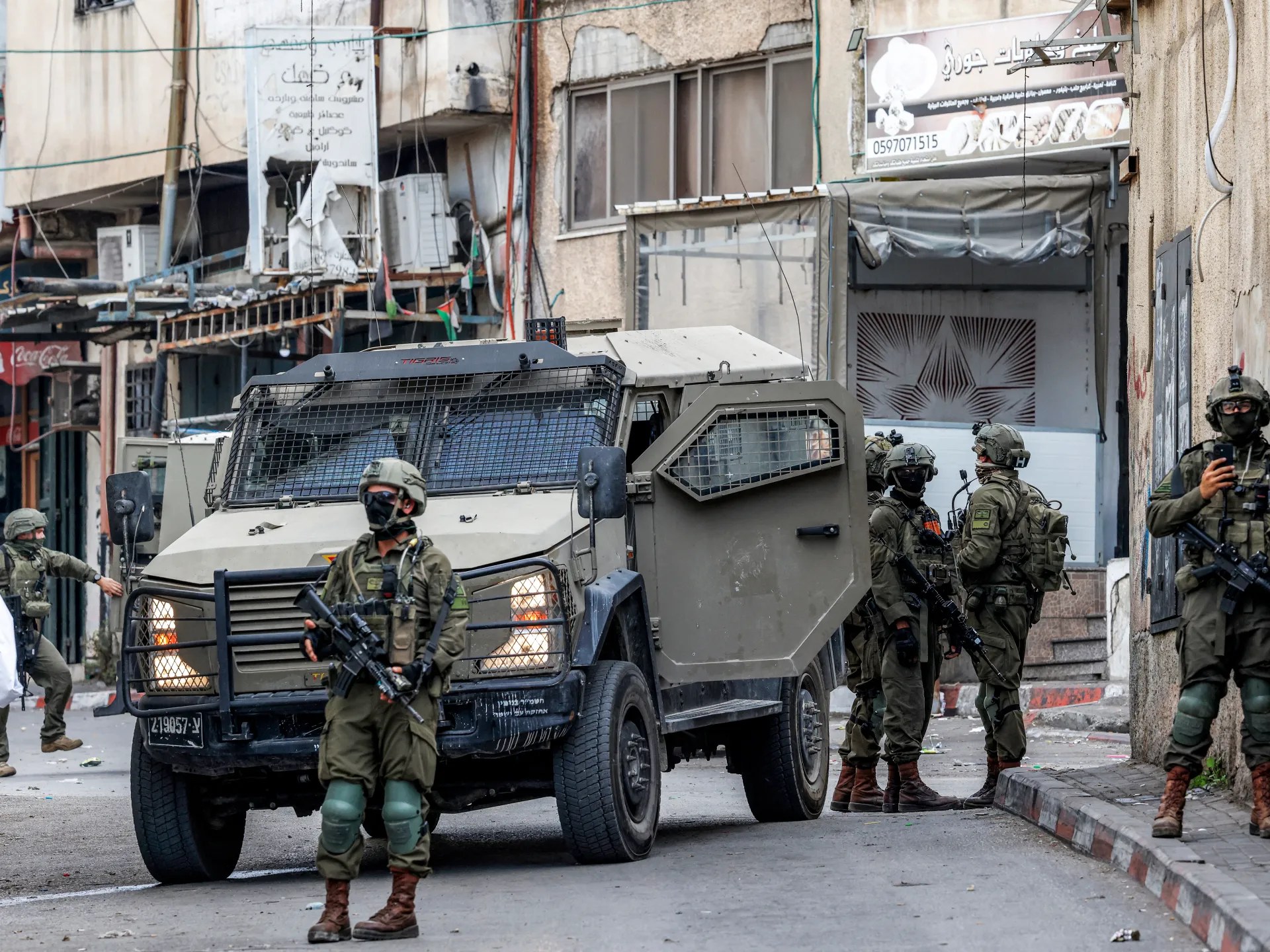 الجيش الإسرائيلي يلاحق مشتبهًا به إثر إصابة إسرائيلي بحادث دهس في فلسطين