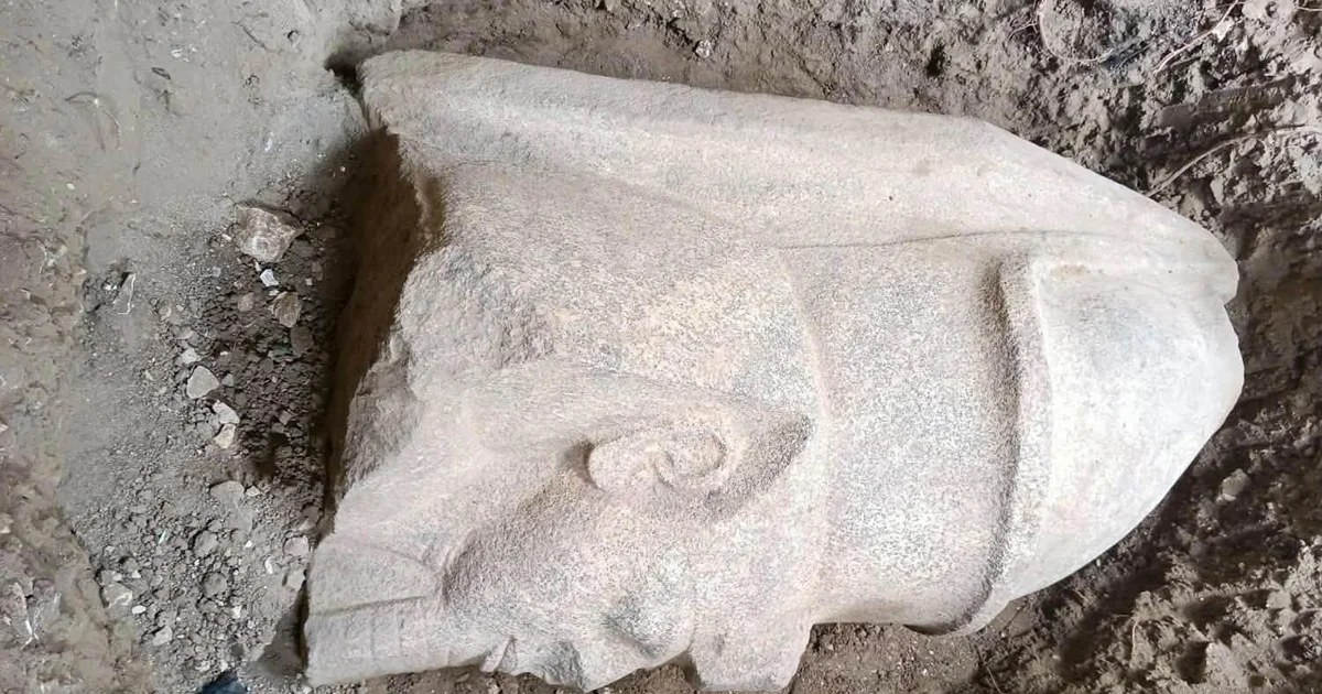 حجر في أرض مزارع بمصر يقود إلى اكتشاف أجزاء من تمثال لرمسيس الثاني وآخر يُعتقد أنه له