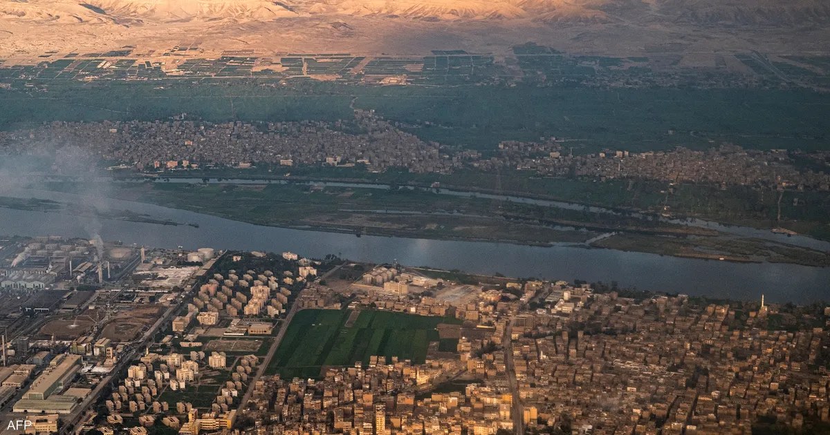 النيابة في مصر تقرر حبس متهم 4 أيام بعد ضبط 56 سلاحًا آليًا بقطار