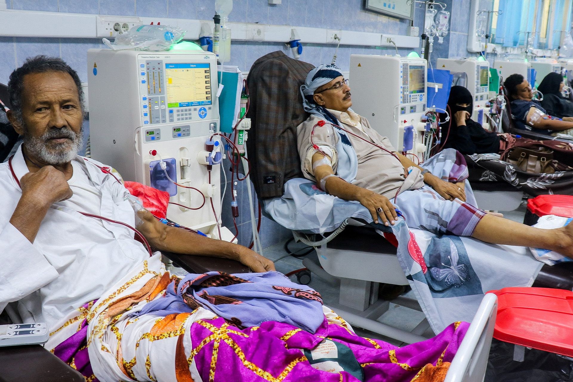 نقص الوقود يهدد جلسات غسيل الكلى لنحو 420 مريضًا في تعز باليمن