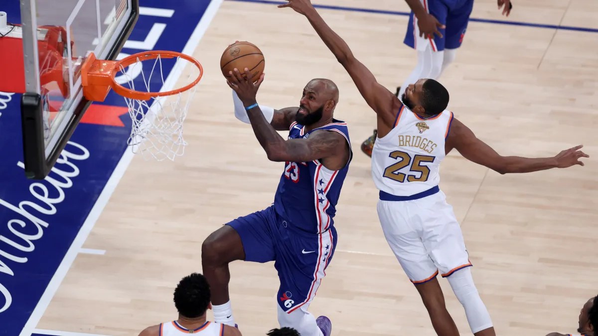 فيلادلفيا يهزم نيويورك نيكس 106-100 في ليلة احتفاله بلقب الدوري
