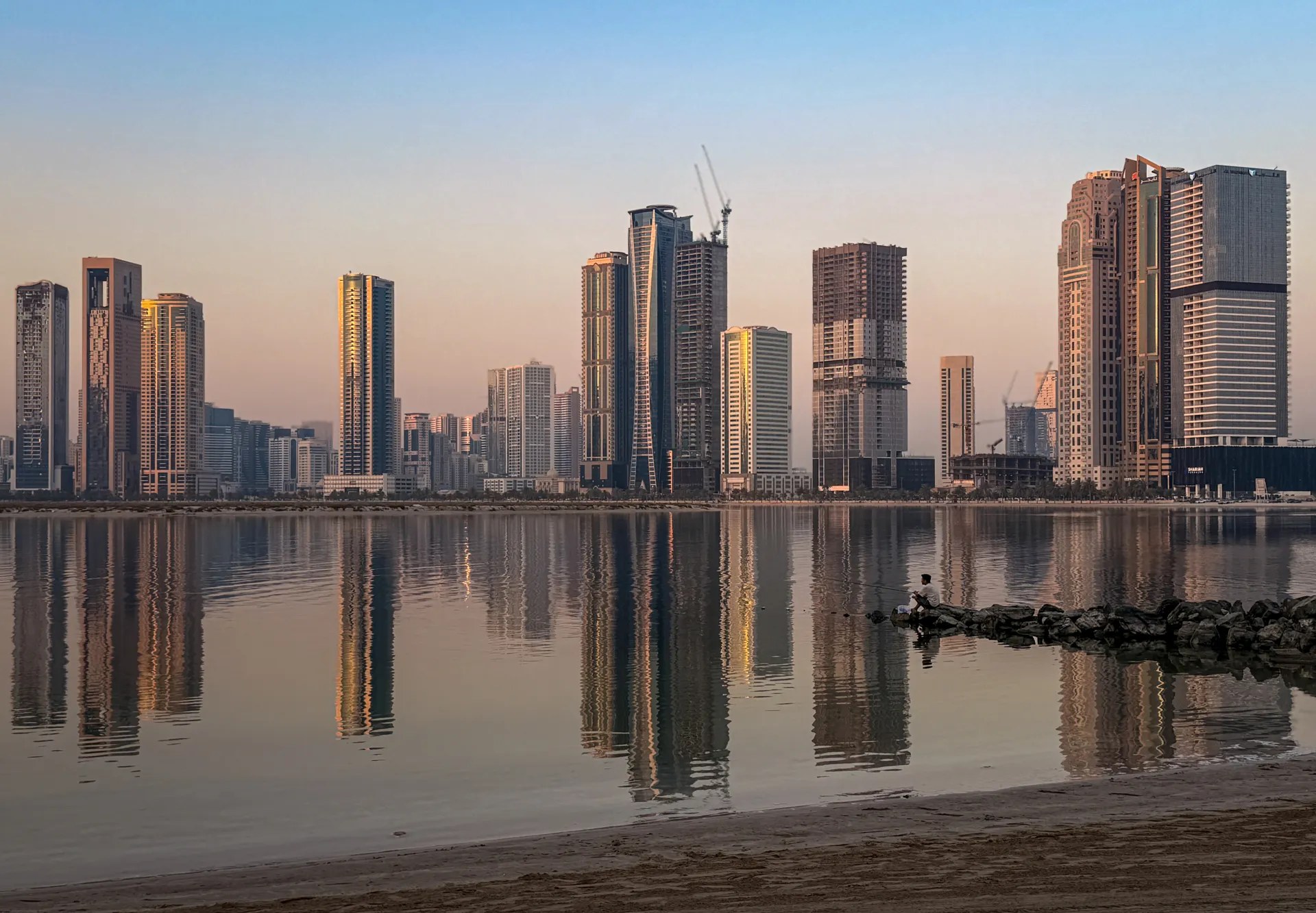 شرطة الشارقة في الإمارات تؤكد عدم وجود تهديد بعد بلاغات عن روائح وقود وغاز