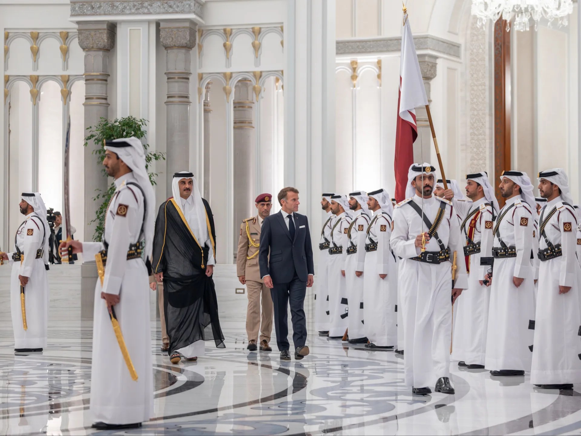 قطر وفرنسا تبحثان تعزيز الشراكة خلال أول زيارة دولة لماكرون إلى الدوحة