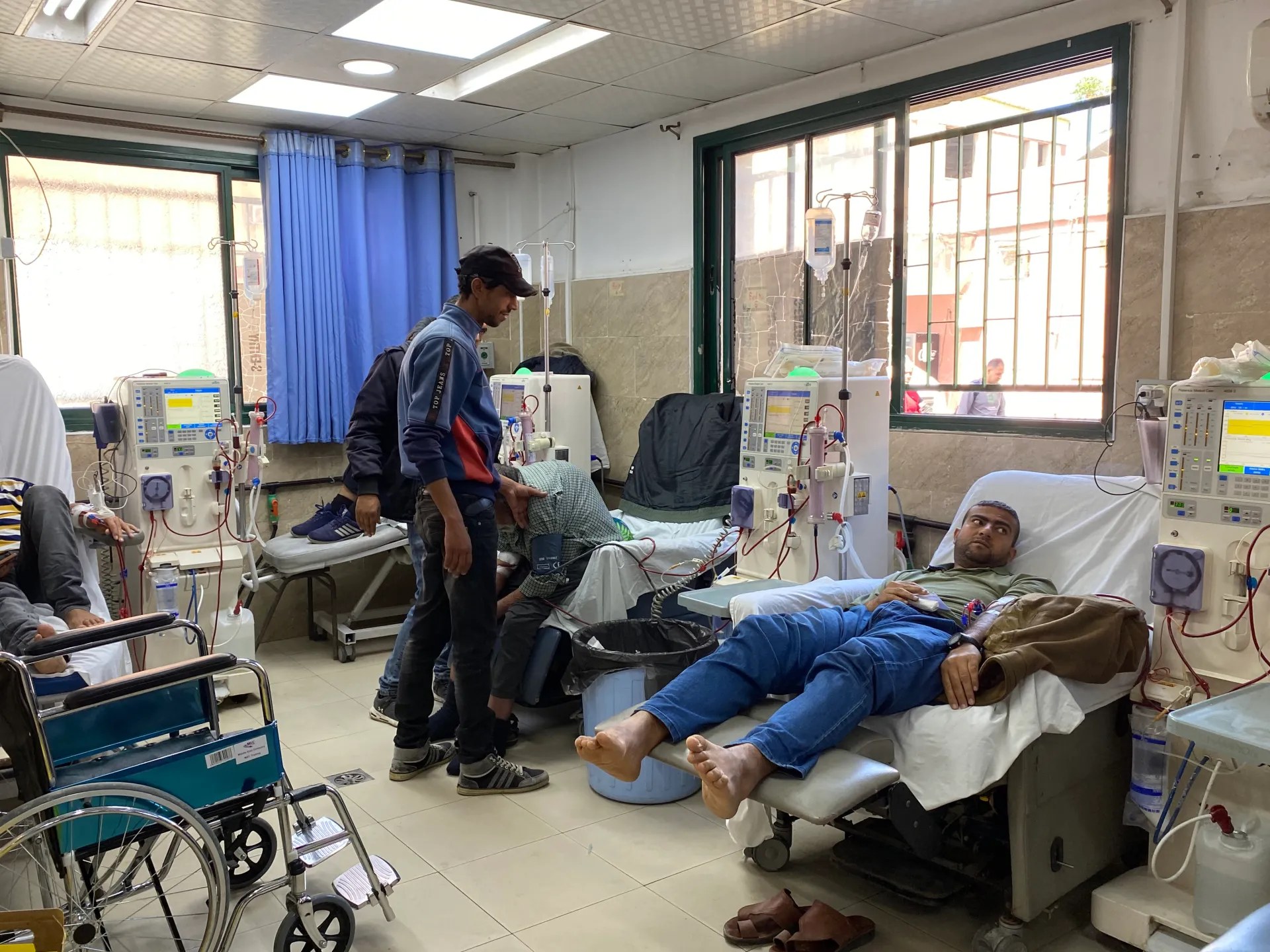 نفاد زيوت مولدات مستشفيات غزة في فلسطين يهدد بتوقف أقسام حيوية