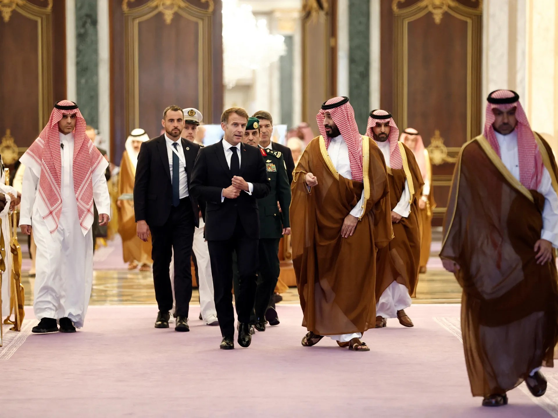 السعودية وفرنسا تتفقان على تمديد إمدادات الديزل الإضافية خلال زيارة ماكرون
