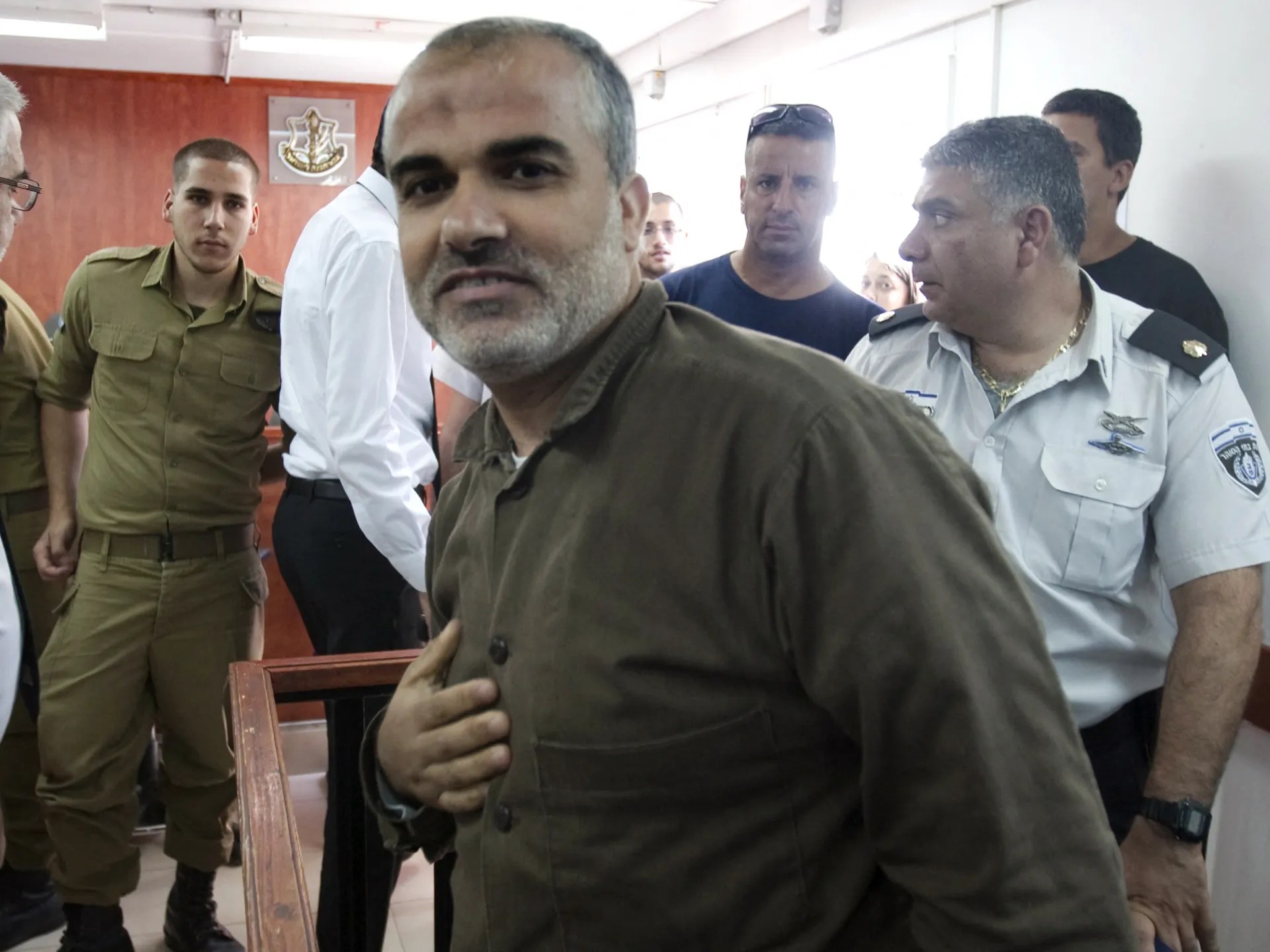 قوات إسرائيلية تعرض صورة أسير فلسطيني مكبّلًا لتهديد محتجزين في فلسطين