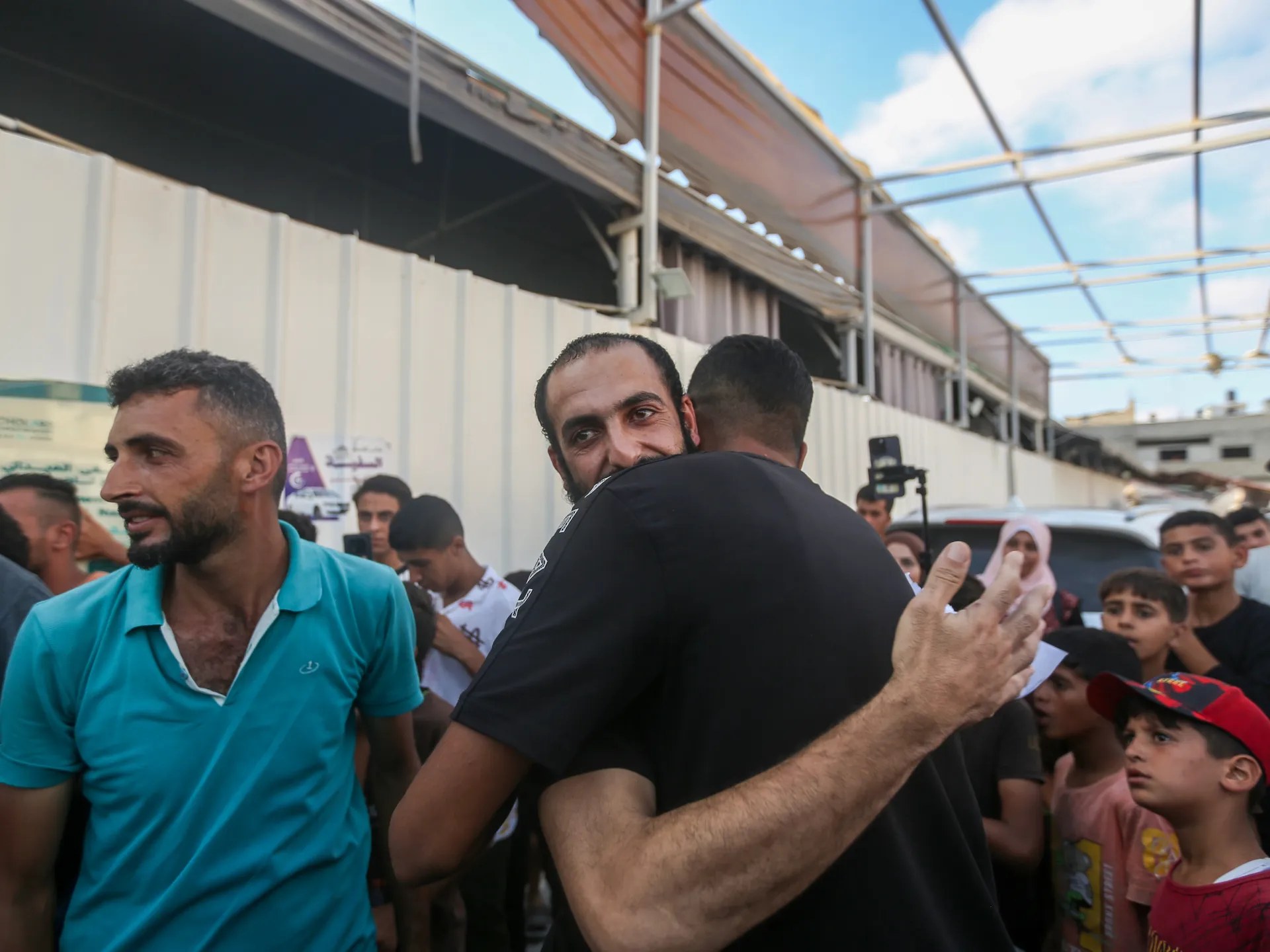إسرائيل تفرج عن 9 فلسطينيين من غزة قالوا إنهم تعرضوا للتعذيب