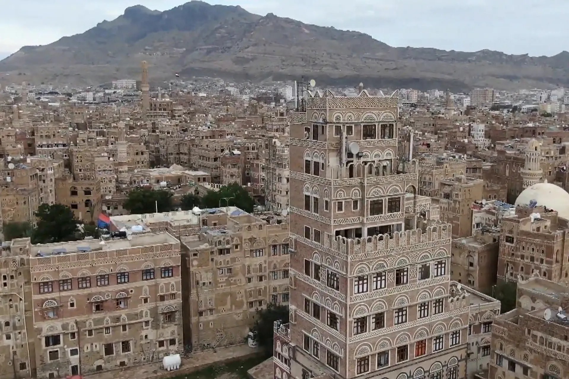 صور فضائية ترصد فتحات أنفاق ومنشآت جديدة قرب صنعاء في اليمن
