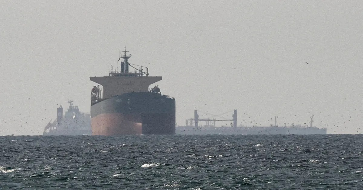 الإمارات تغلق شواطئ أم القيوين مؤقتًا إثر تسرب نفطي من ناقلة