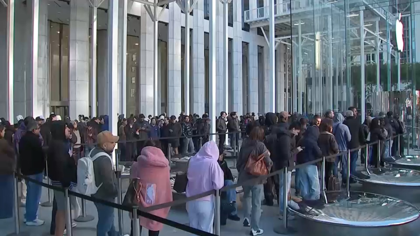 طوابير أمام متجر آبل في فيفث أفينيو بنيويورك لشراء آيفون ديو القابل للطي