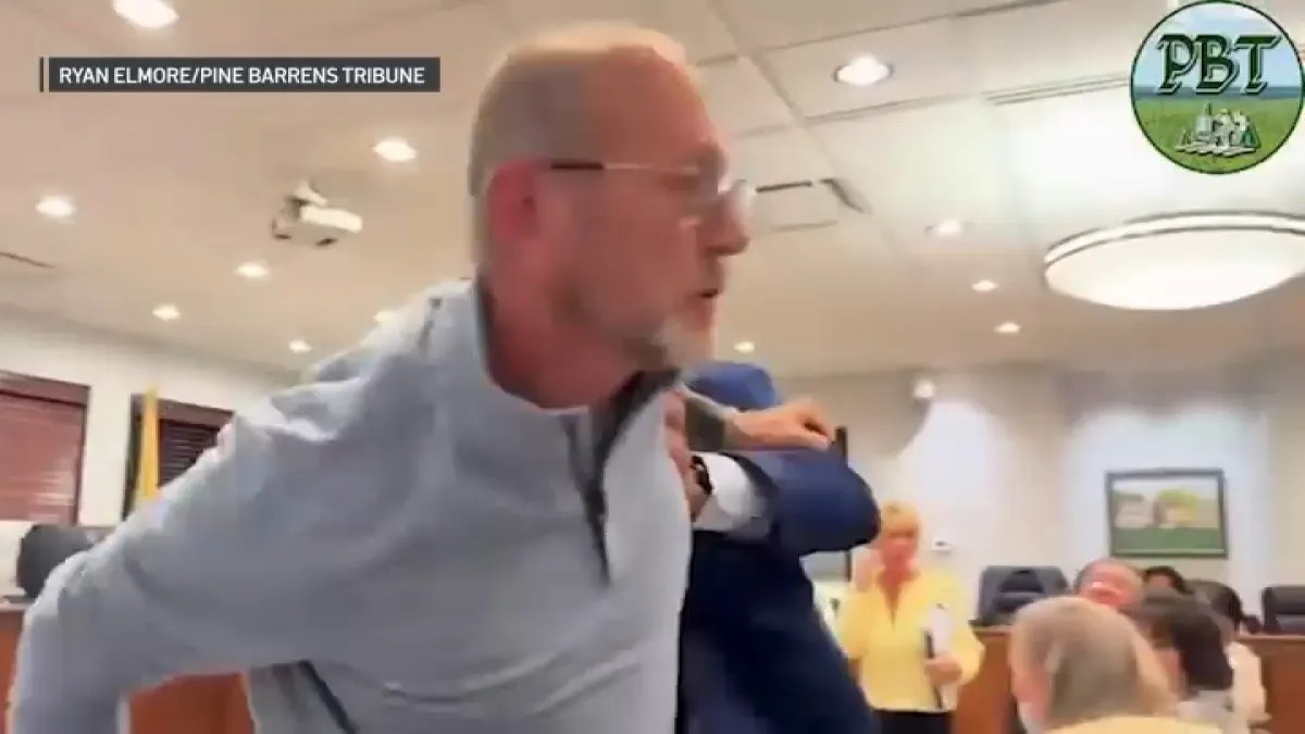 أحد سكان بيمبرتون بولاية نيوجيرسي يقدّم شكوى قضائية ضد رئيس البلدية بعد مواجهة بينهما