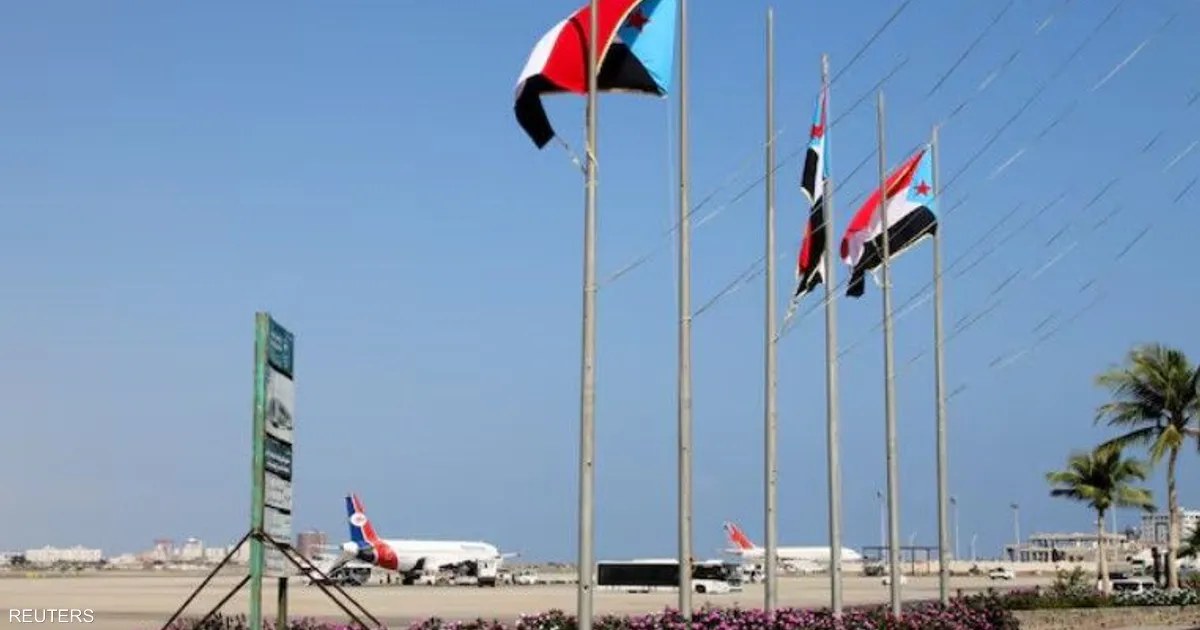 الحوثيون يعلنون استهداف معسكر وقاعدة بحرية في عدن باليمن