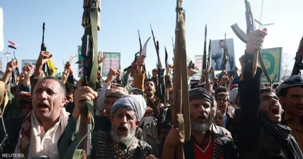 الحوثيون يعلنون استهداف مطار وقاعدتين في السعودية والدفاع المدني يبلغ عن إصابتين