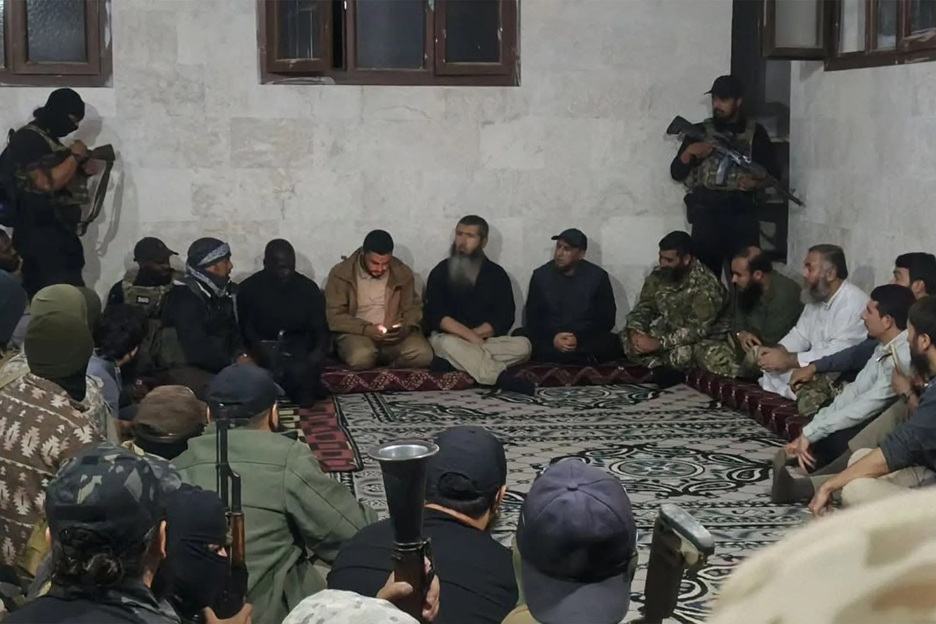 جماعة «الغرباء» في سوريا تتهم السلطات بالتحضير لهجوم على مخيمها