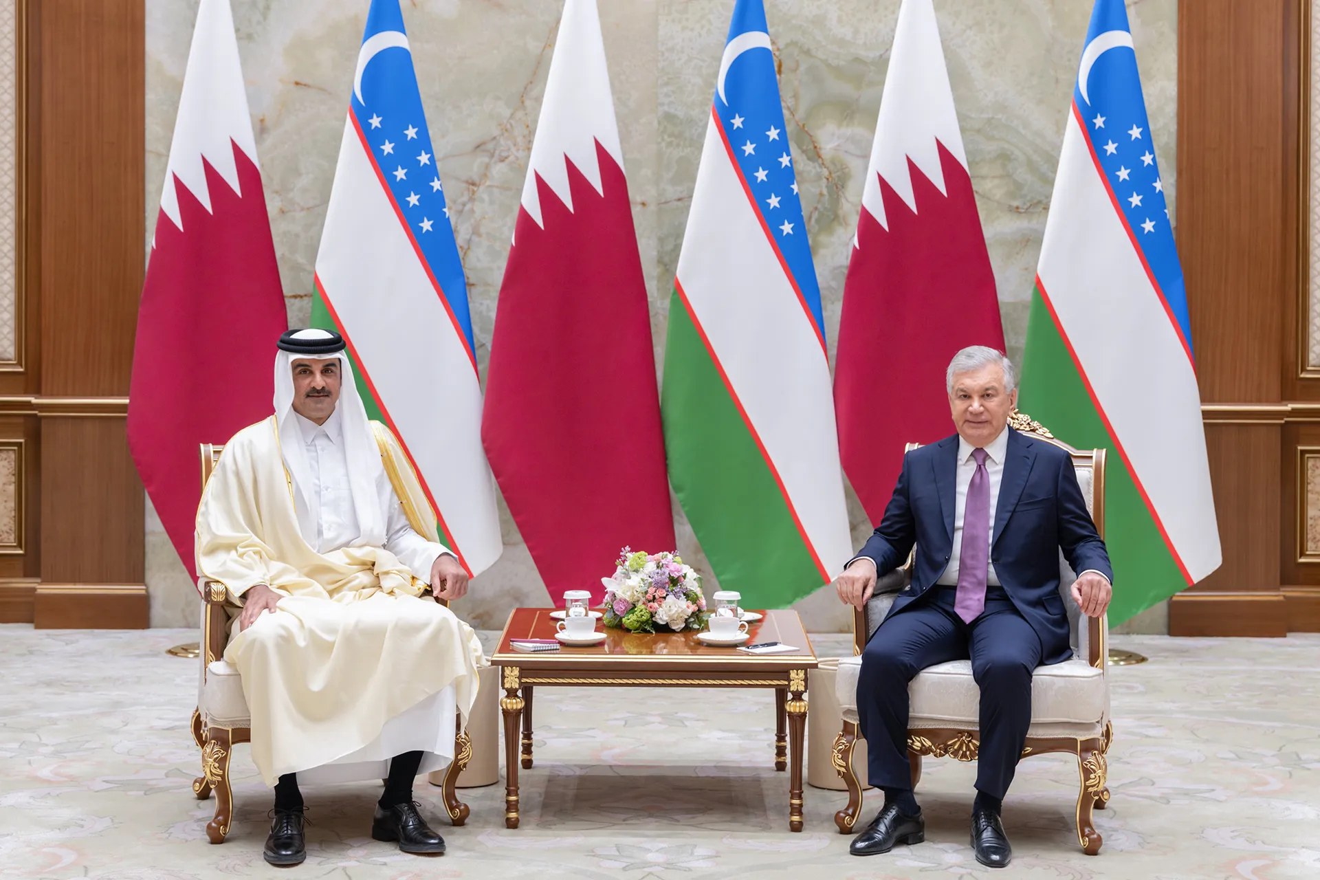 أمير قطر يبحث مع رئيس أوزبكستان تعزيز التعاون في طشقند