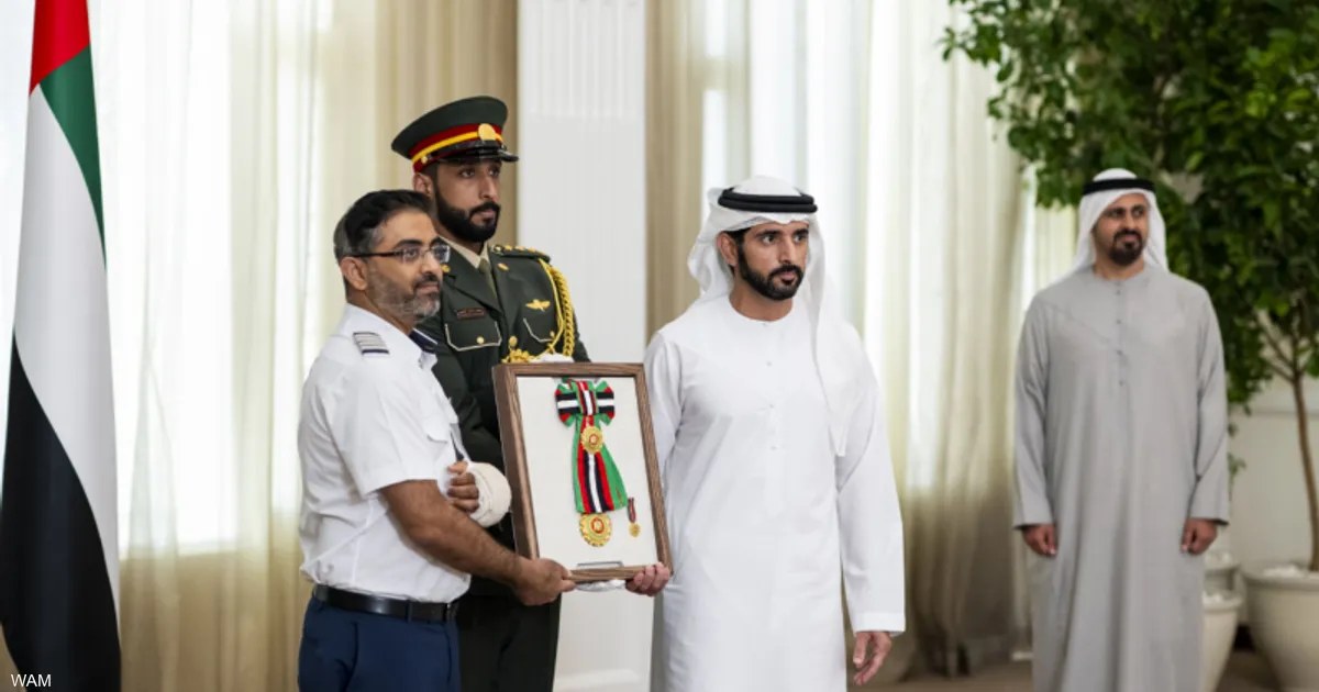 رئيس الإمارات يمنح طاقم «فلاي دبي» وسام زايد الثاني لشجاعتهم