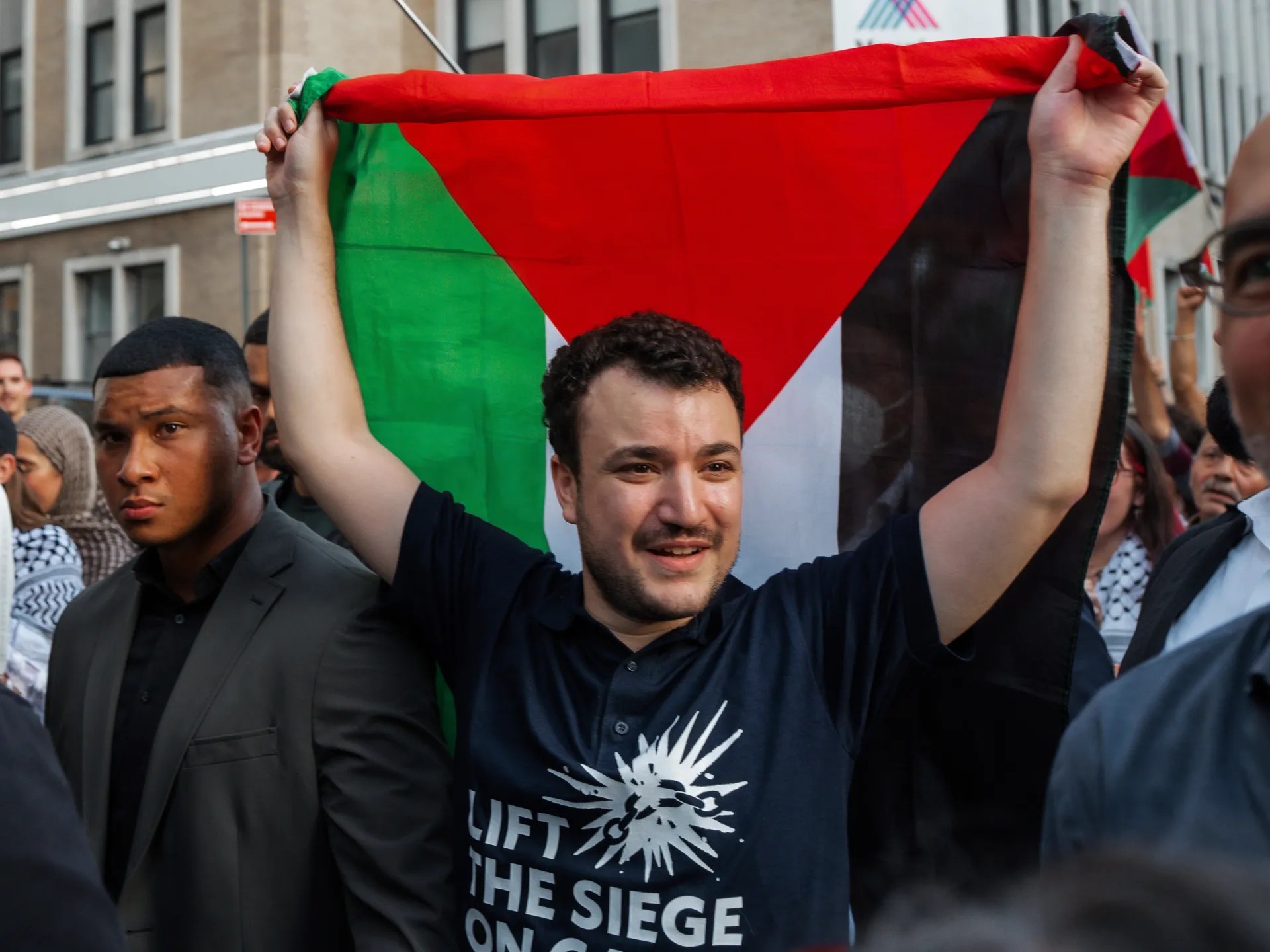 الناشط الفلسطيني محمود خليل يعود إلى جامعة كولومبيا للمرة الأولى منذ اعتقاله