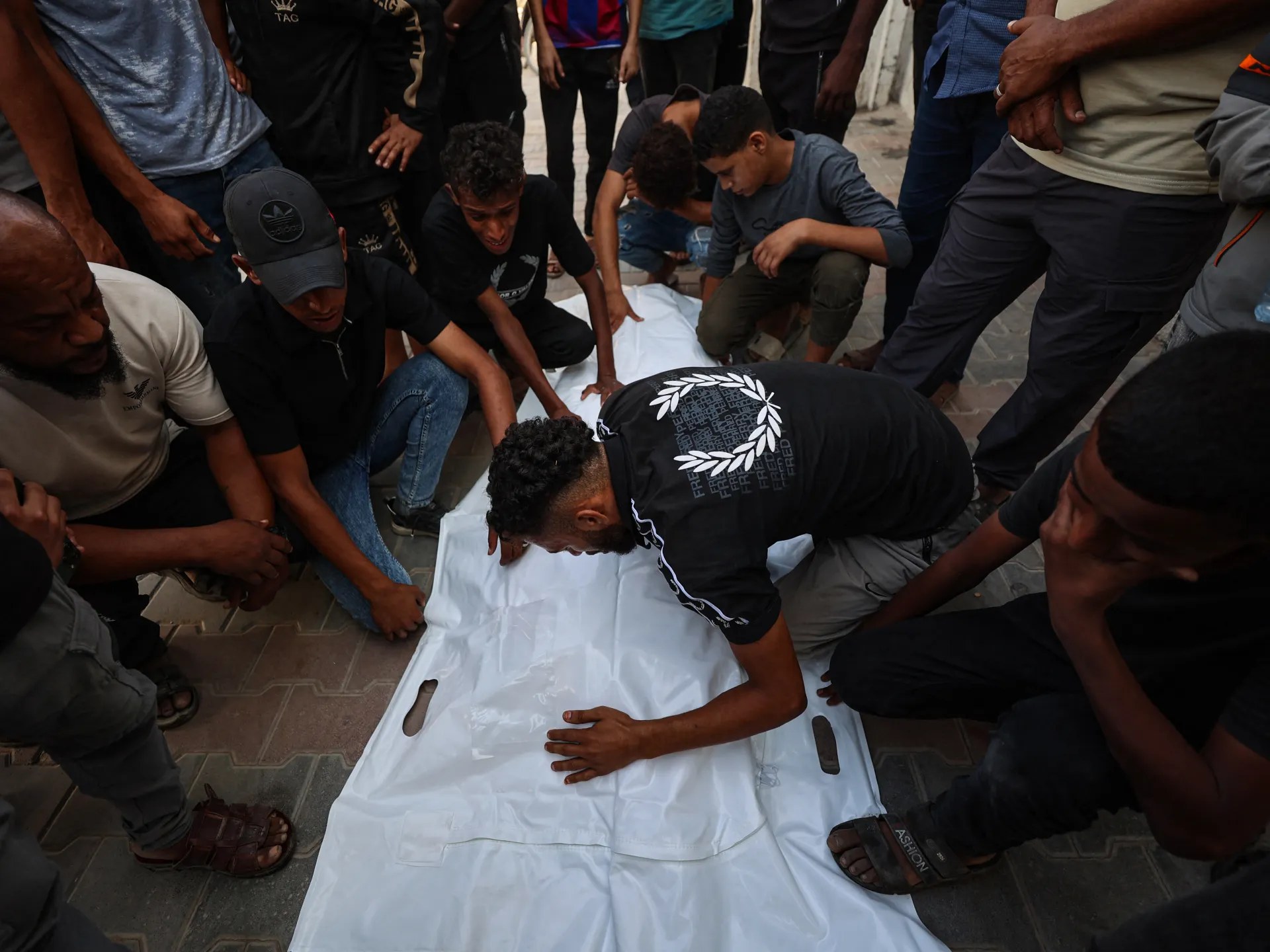 هجمات إسرائيلية على غزة في فلسطين تقتل 5 وتصيب نحو 40