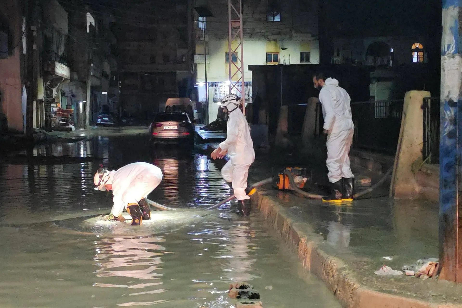 سيول في سوريا تدفع نحو 375 عائلة إلى إخلاء مخيماتها