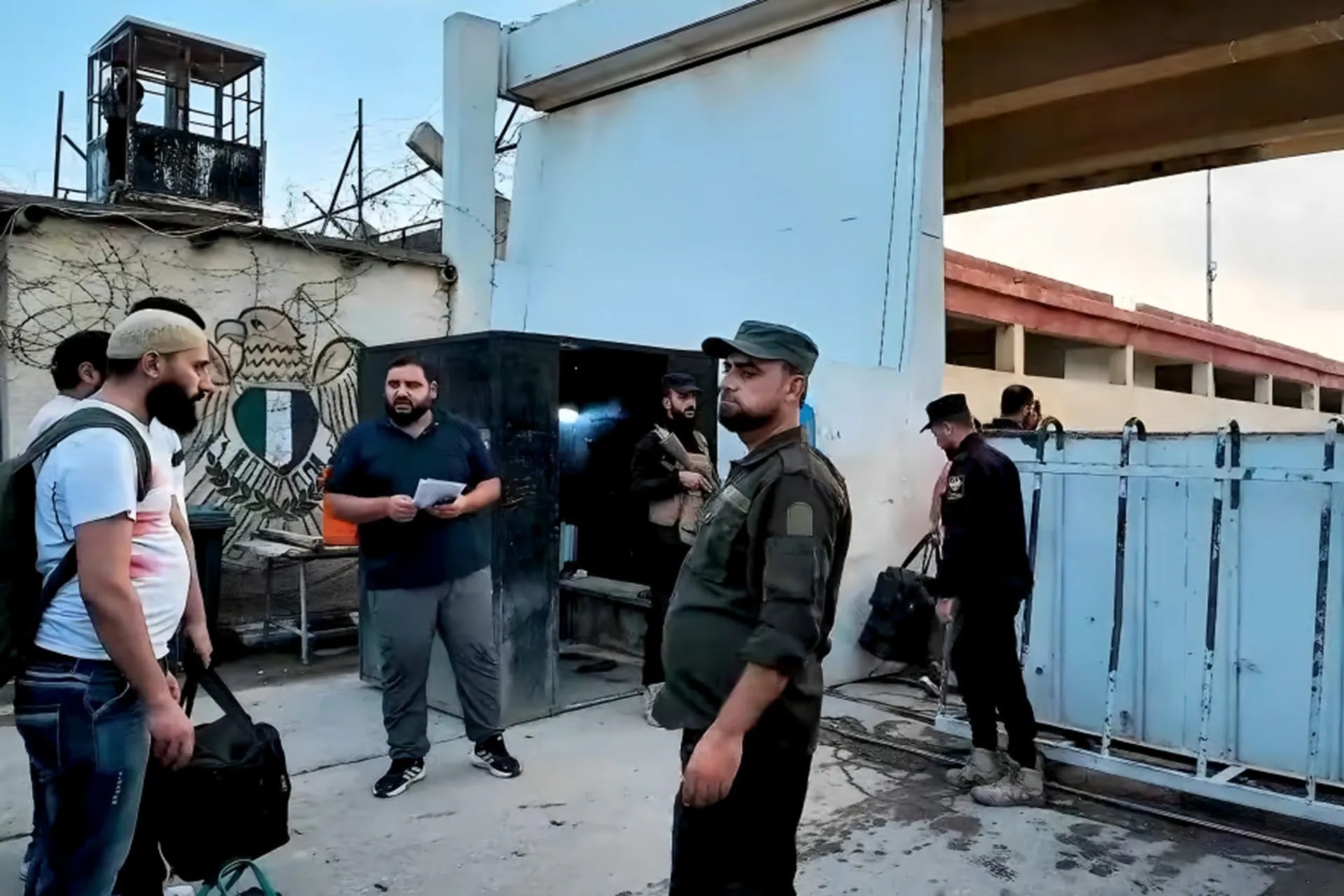 سوريا تبدأ إجراءات إخلاء سبيل 57 موقوفًا نُقلوا من لبنان