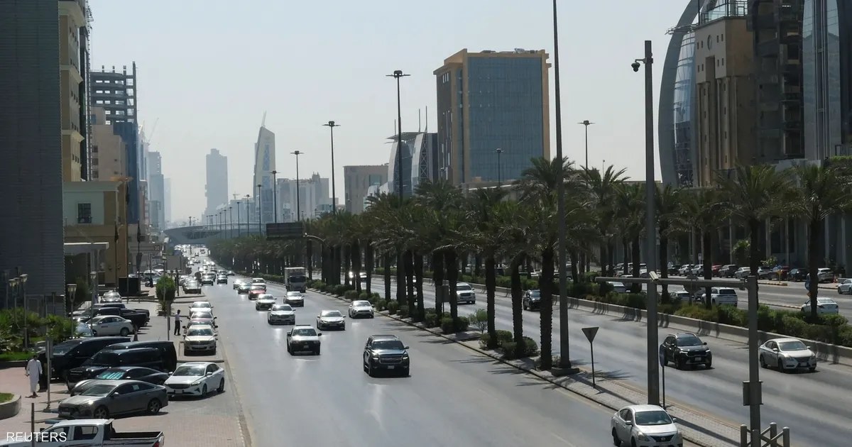 السعودية تعلن إصابة مواطن وتضرر منزل ومركبة بشظايا صاروخين بالرياض