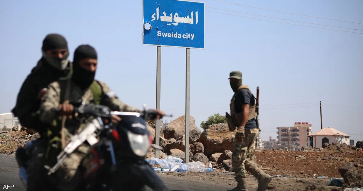 إصابات في اشتباكات مسلحة امتدت إلى أحياء عدة بالسويداء في سوريا