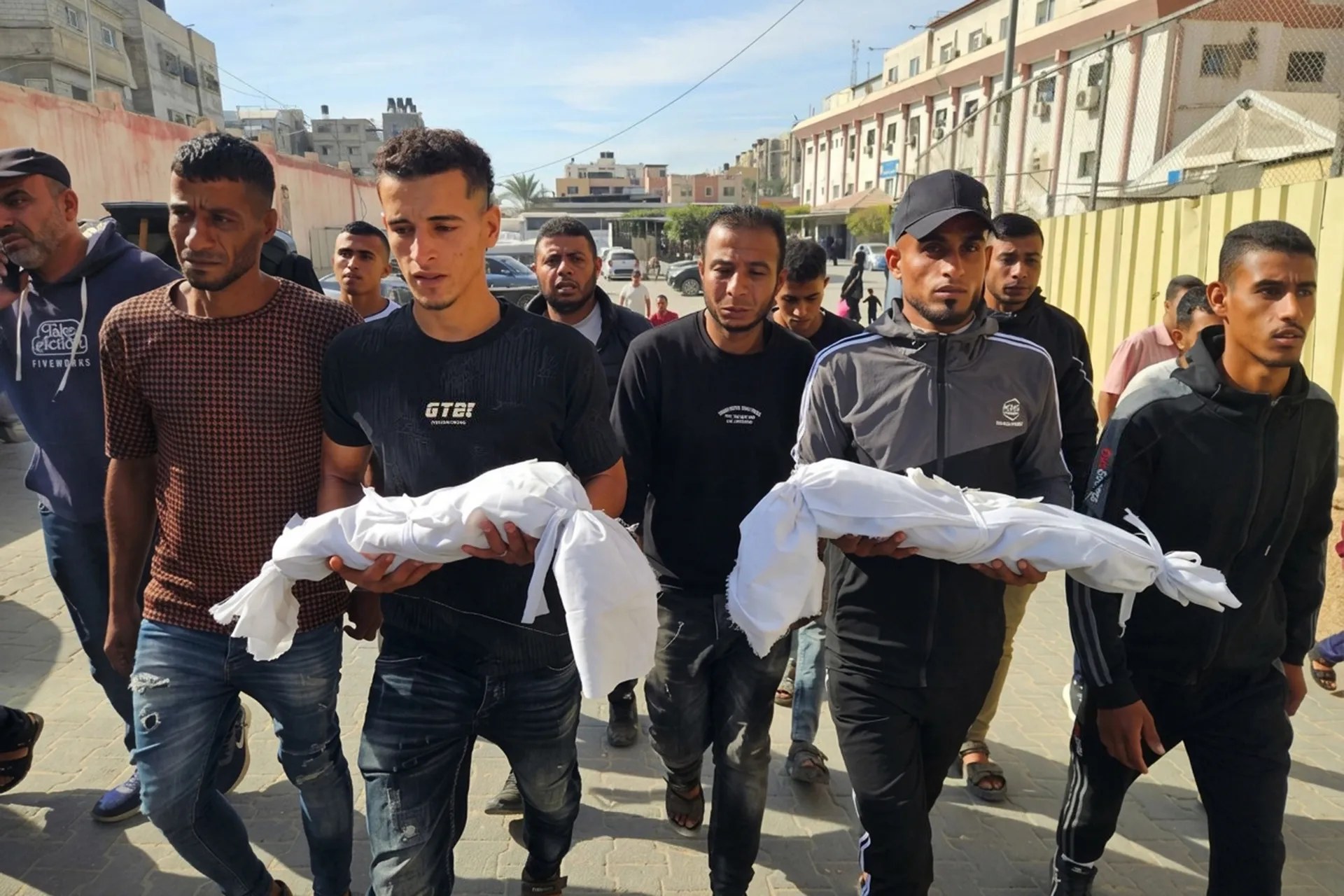 فلسطين: مقتل فلسطينيين بقصف إسرائيلي في قطاع غزة ووفاة رضيعتين بحريق خيمة للنازحين