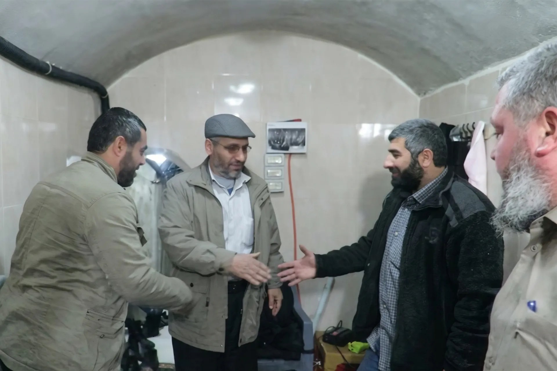 مشاهد من فلسطين تُظهر محمد الضيف يمشي في نفق بغزة خلافًا لروايات إسرائيلية
