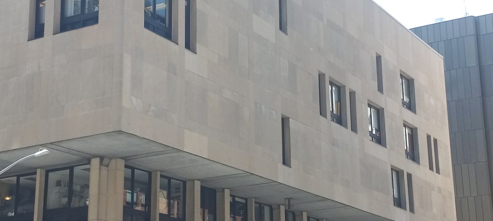 اتهام شاب بتخدير طالبتين والاعتداء على إحداهما في سكن جامعي بمانهاتن.. والضحية توفيت